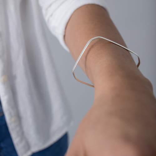 Modelo Feminina usando Bracelete Retangular Abaolado de prata 925