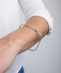 Modelo Feminina usando Bracelete Retangular Abaolado de prata 925