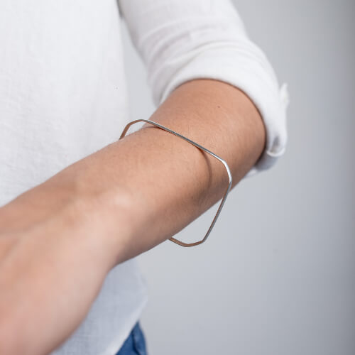 Modelo Feminina usando Bracelete Retangular Abaolado de prata 925