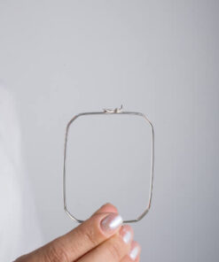 Modelo Feminina usando Bracelete Retangular Abaolado de prata 925