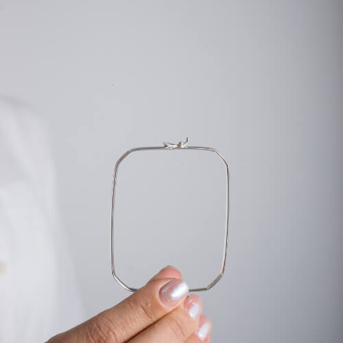 Modelo Feminina usando Bracelete Retangular Abaolado de prata 925