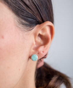 Modelo Feminina usando Brinco Agarradinho Amazonita de prata 925