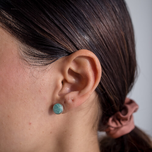 Modelo Feminina usando Brinco Agarradinho Amazonita de prata 925