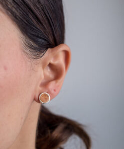 Modelo Feminina usando Brinco Agarradinho Calcita de prata 925