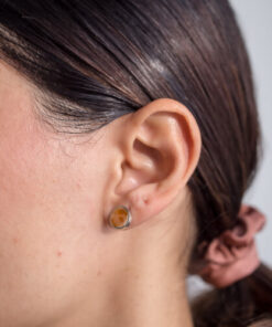 Modelo Feminina usando Brinco Agarradinho Calcita de prata 925