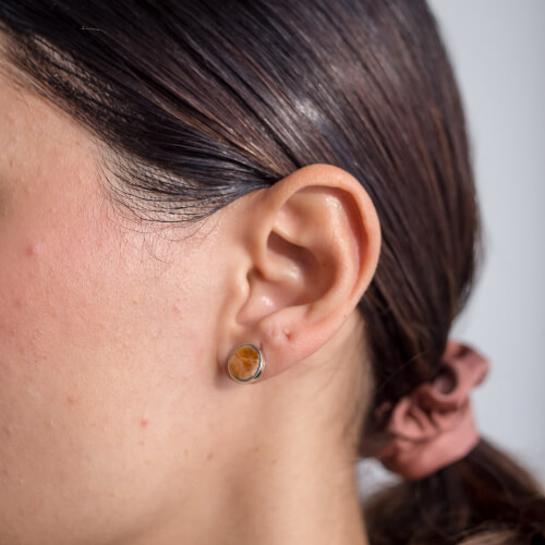 Modelo Feminina usando Brinco Agarradinho Calcita de prata 925