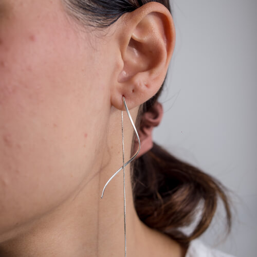 Modelo Feminina usando Brinco Agulha Curve de prata 925