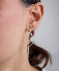 Modelo Feminina usando Brinco Agulha Curve de prata 925