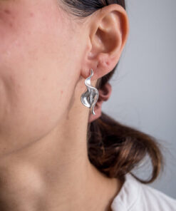 Modelo Feminina usando Brinco Elegance Copo de Leite de prata 925