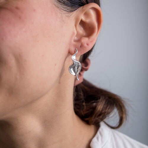 Modelo Feminina usando Brinco Elegance Copo de Leite de prata 925