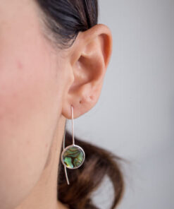 Modelo Feminina usando Brinco Gancho Abalone de prata 925