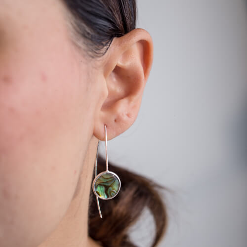 Modelo Feminina usando Brinco Gancho Abalone de prata 925