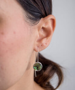 Modelo Feminina usando Brinco Gancho Abalone de prata 925