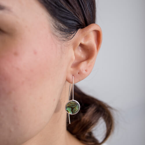 Modelo Feminina usando Brinco Gancho Abalone de prata 925