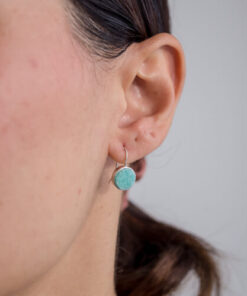 Modelo Feminina usando Brinco Gancho Amazonita P de prata 925