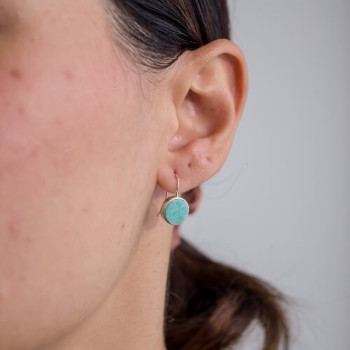 Modelo Feminina usando Brinco Gancho Amazonita P de prata 925