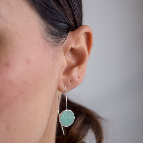 Modelo Feminina usando Brinco Gancho Amazonita de prata 925