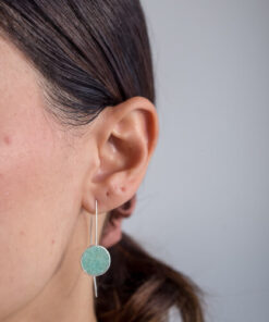 Modelo Feminina usando Brinco Gancho Amazonita de prata 925