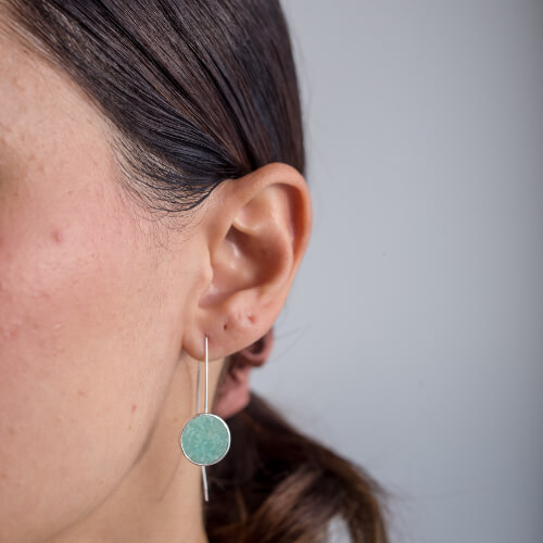 Modelo Feminina usando Brinco Gancho Amazonita de prata 925