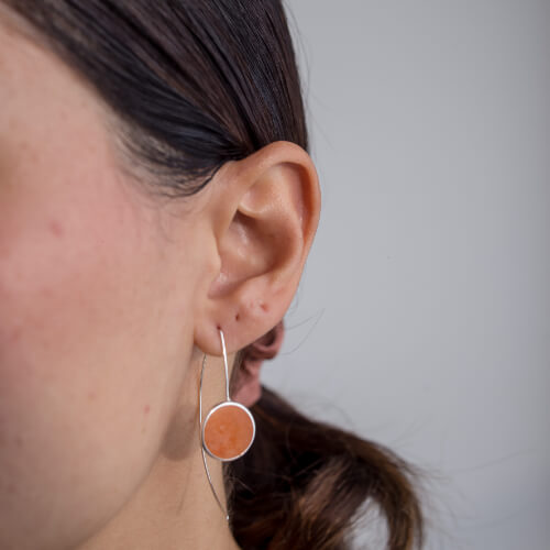 Modelo Feminina usando Brinco Gancho Calcita de prata 925