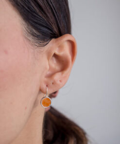 Modelo Feminina usando Brinco Gancho Calcita P de prata 925