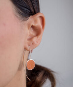 Modelo Feminina usando Brinco Gancho Calcita de prata 925