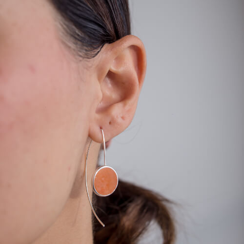 Modelo Feminina usando Brinco Gancho Calcita de prata 925