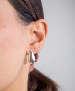 Modelo Feminina usando Brinco Gota Espelhada de prata 925