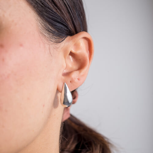 Modelo Feminina usando Brinco Gota Espelhada de prata 925