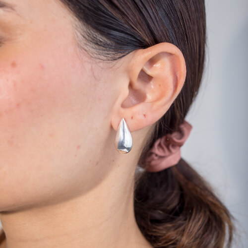 Modelo Feminina usando Brinco Gota Espelhada de prata 925
