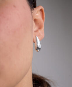 Modelo Feminina usando Brinco Gota Espelhada de prata 925