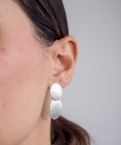 Modelo Feminina usando Brinco Oval Duo Lumière Fosco de prata 925