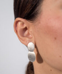 Modelo Feminina usando Brinco Oval Duo Lumière Fosco de prata 925