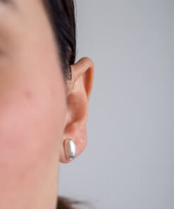 Modelo Feminina usando Brinco oval de prata 925