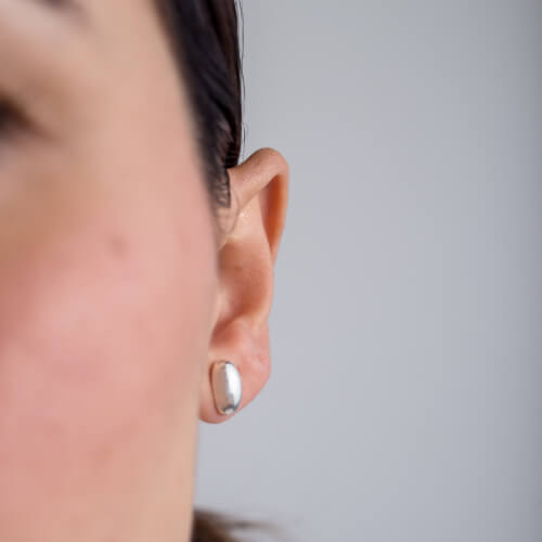 Modelo Feminina usando Brinco oval de prata 925