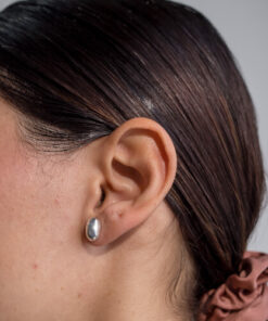 Modelo Feminina usando Brinco oval de prata 925