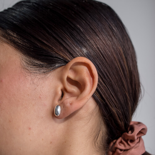 Modelo Feminina usando Brinco oval de prata 925