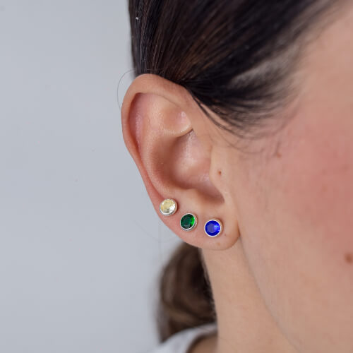 Modelo Feminina usando Brinco Trio Zirconia Brasil prata 925