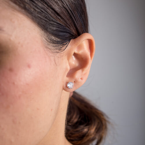 Modelo Feminina usando Brinco Zirconia prata 925