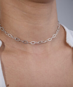 Modelo Feminina usando Choker Cadeado em prata 925