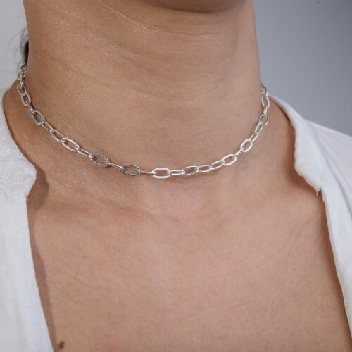 Modelo Feminina usando Choker Cadeado em prata 925