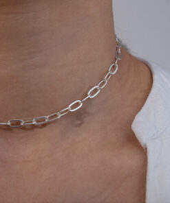 Modelo Feminina usando Choker Cadeado em prata 925