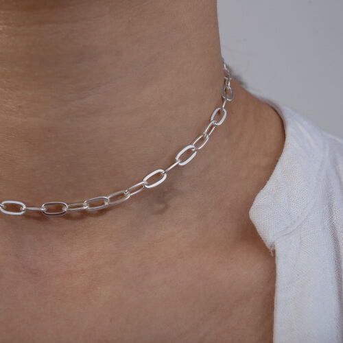Modelo Feminina usando Choker Cadeado em prata 925