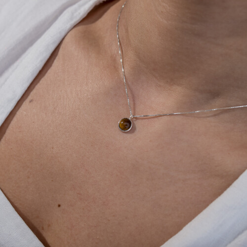 Modelo Feminina usando Choker Olho de Tigre em prata 925