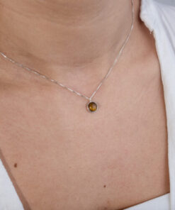 Modelo Feminina usando Choker Olho de Tigre em prata 925