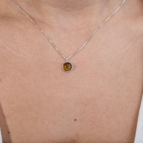 Modelo Feminina usando Choker Olho de Tigre em prata 925