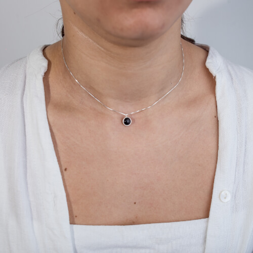 Modelo Feminina usando Choker Onix em prata 925