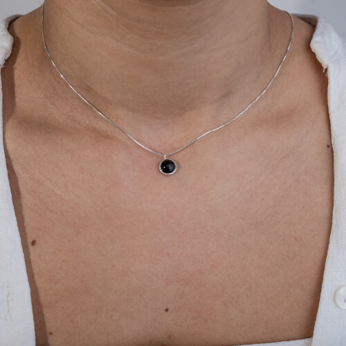 Modelo Feminina usando Choker Onix em prata 925