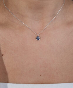 Modelo Feminina usando Choker Sodalita Oval em prata 925