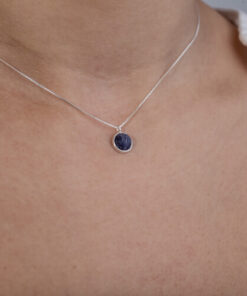 Modelo Feminina usando Choker Sodalita em prata 925